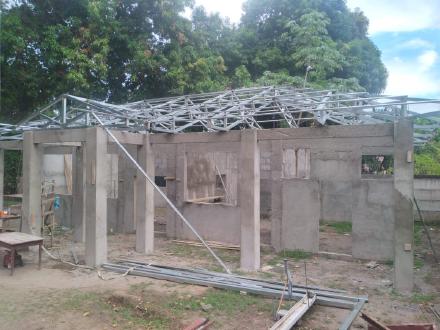 Oktober 2021: Der Rohbau steht, das Dach kann montiert werden.