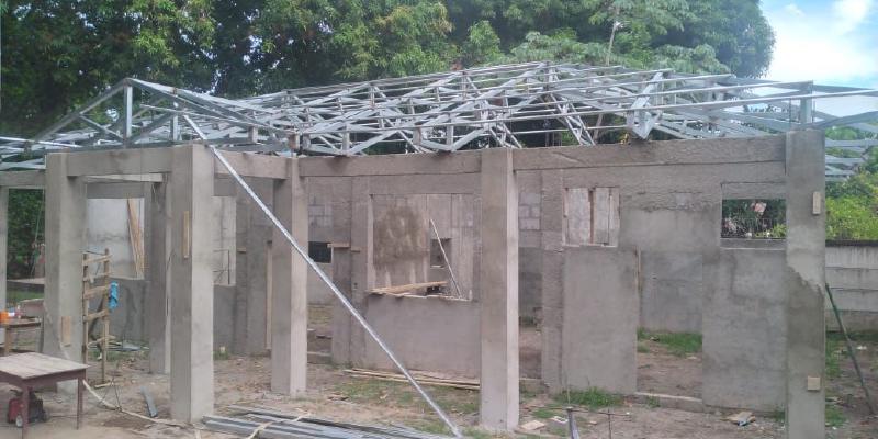 Oktober 2021: Der Rohbau steht, das Dach kann montiert werden.