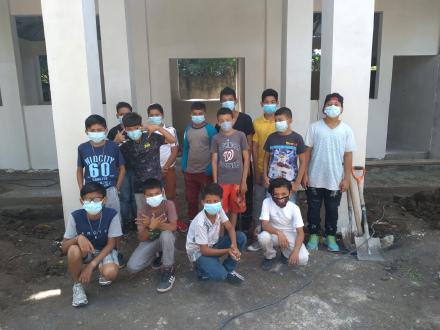 Dezember 2021: Künftige Bewohner vor dem Eingang des Casa Mopani