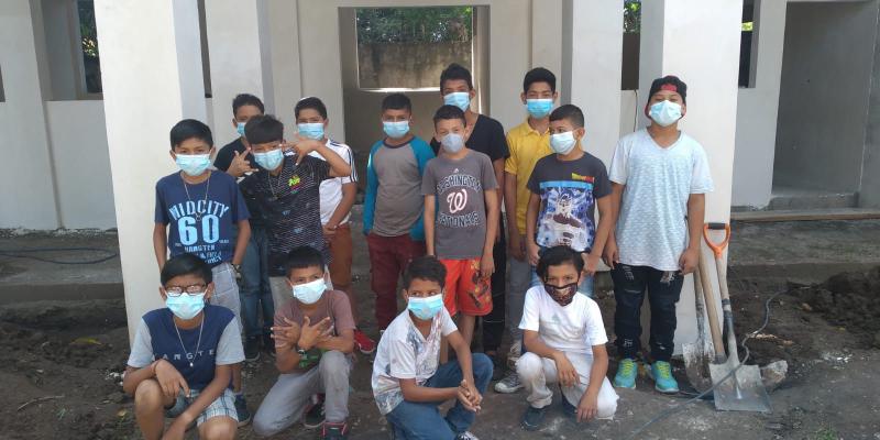 Dezember 2021: Künftige Bewohner vor dem Eingang des Casa Mopani