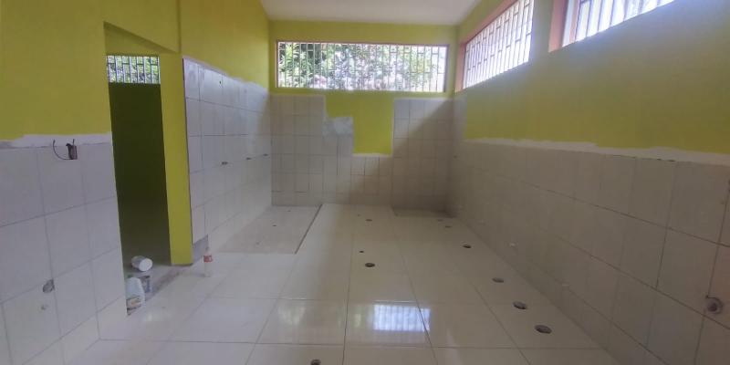 Mai 2022: Der Waschraum ist gefliest, die Sanitäranlagen können installiert werden.