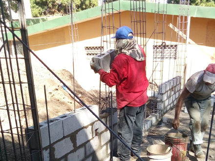 Maurerarbeit in langer Kleidung