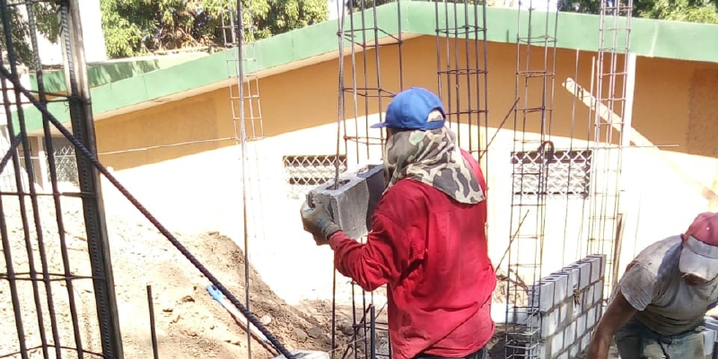 Maurerarbeit in langer Kleidung