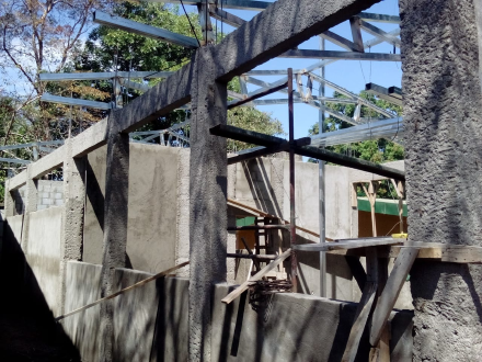 Februar 2019: Der Rohbau steht, das Dach kann montiert werden.