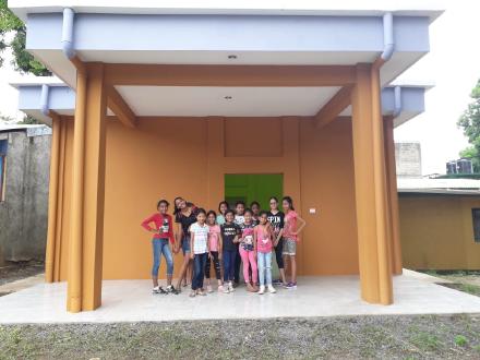 August 2019: Künftige Bewohnerinnen stellen sich vor dem Eingang des Casa San Matías in Pose.