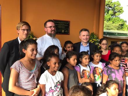 Diplomatie bei der Einweihung des neuen Waisenhauses