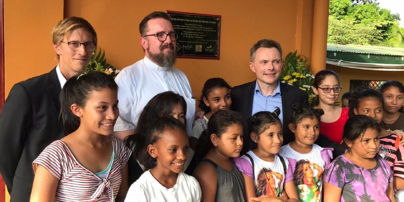 Diplomatie bei der Einweihung des neuen Waisenhauses