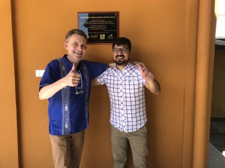 Stifter Bernd Jäger mit Projektleiter Bruder Jimi Huayta vor der Dankestafel am Tag der Weihe des neuen Waisenhauses