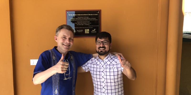 Stifter Bernd Jäger mit Projektleiter Bruder Jimi Huayta vor der Dankestafel am Tag der Weihe des neuen Waisenhauses