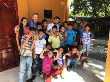 Waisenkinder in der Hoffnung auf eine Patenschaft