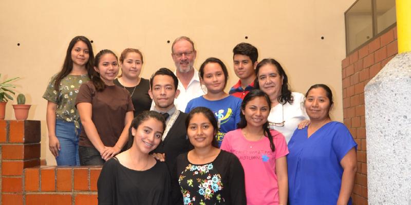 Juli 2019: Pater Martin Maier inmitten „seiner” Stipendiate